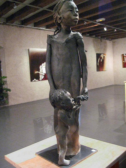 Michele Ludwiczak sculpture of traditional African mother and child
