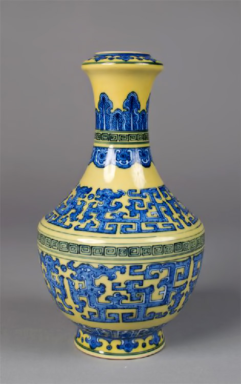Antique Qing Qian Long Vase