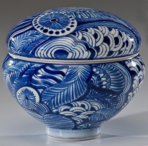 BLUE-AND-WHITE-COVERED-VESSEL-RalphBacerra1980