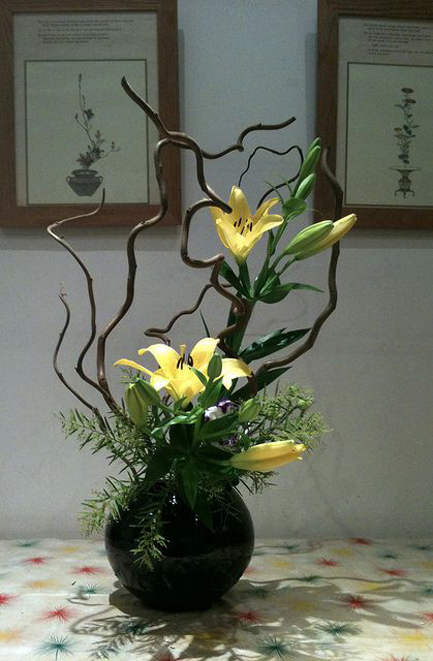 Cours n°36-by opaline82 on Flickr - yellow flowers ikebana