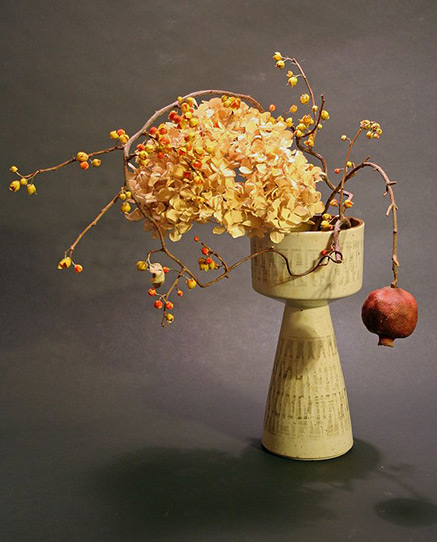 Ikebana using dried material