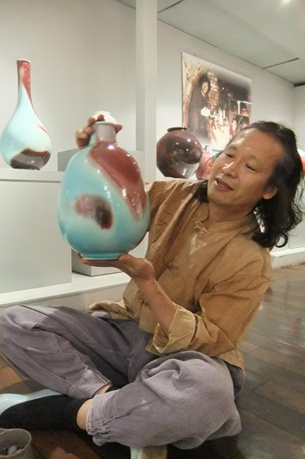 Kim Jin-Hyun porcelain vessel