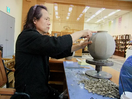 Kim Jin-Hyun trimming porcelain vase