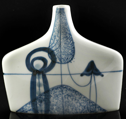 Mod-shaped-Japanese-porcelain-shoulder-vase