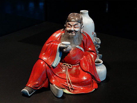 Porcelain figurine gold highlights on background coral-red enamel representing Zhong Kui Qing Dynasty, Kangxi reign (1662-1722) Museum of Asian Arts Guimet