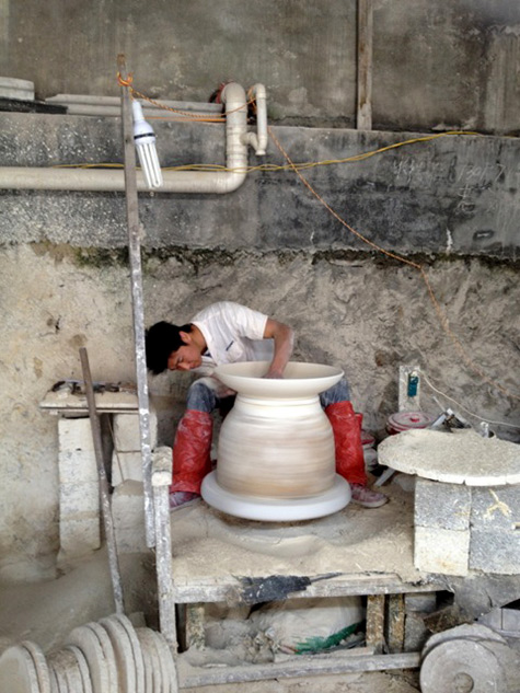 Jingdezhen pottery - throwing a large pot