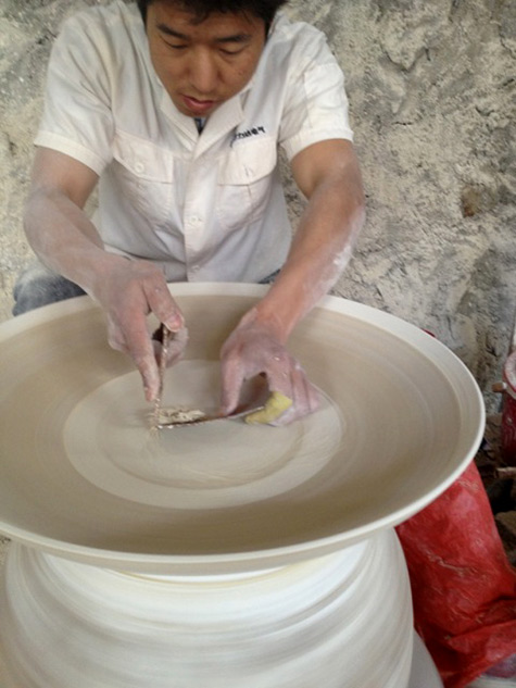 Jingdezhen porcelain - throwing a large bowl