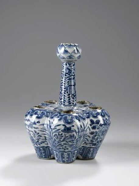 Ceramic bulb grower, Japanese 18th-19th-century in blue and white porcelain
