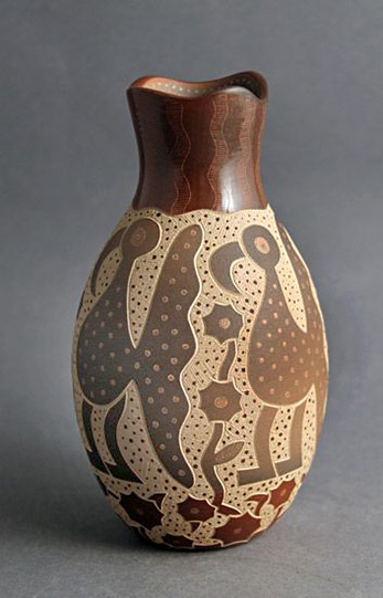 Jody-Naranjo---contemporary Pueblo pottery - sgraffito bird motif vessel