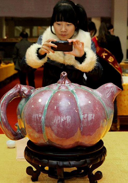 pot-displayed-at-Henan-Jun-porcelain-pots-design-competition-in-Yuzhou-City-of-Xuchang,