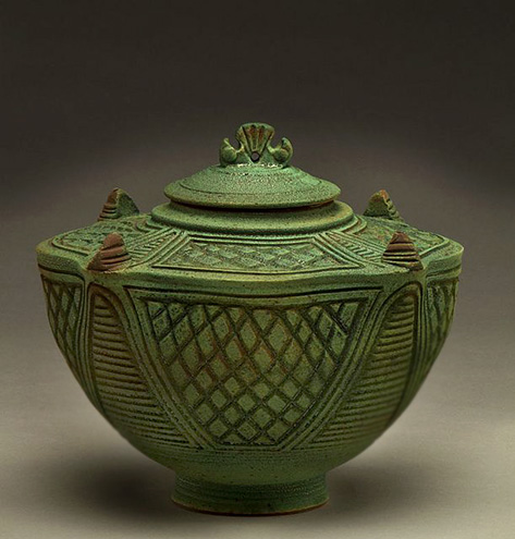 Charles-Gluskoter lidded pottery vessel