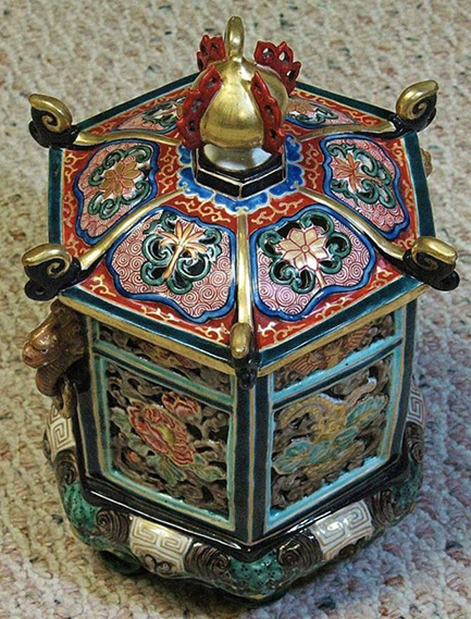 Japanese Arita Imari-18th-century-porcelain-reticulated-incense-burner
