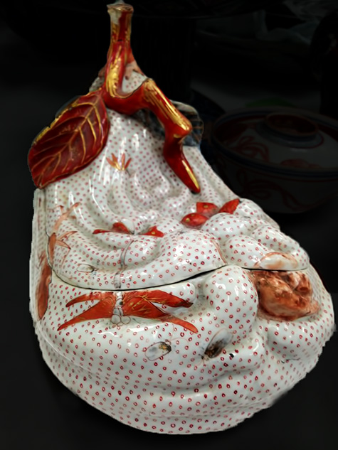 Porcelain-(from-the-16th-19th-centuries!)-This-#gourd-box-is-decorated-with-delicate-dots-and-intricate-grasshoppers,-dragonflys,-and-snails-MorikameMuseum