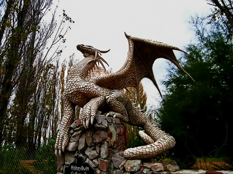 Dragon-statue-on-the-way-to-Gaiman-(Chubut,-Patagonia),-Argentina