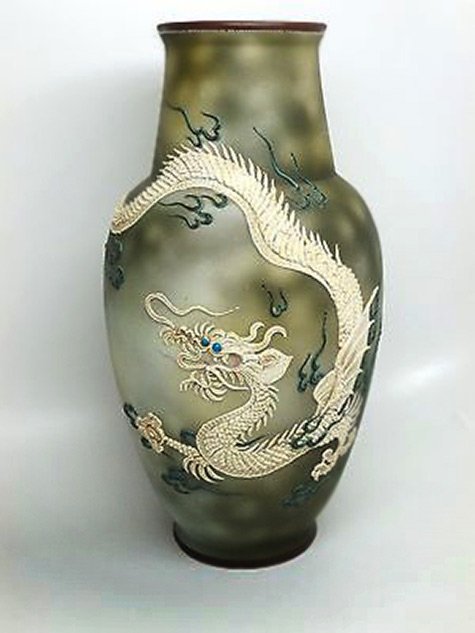 Jewel Eyed Moriage Dragon Vase---Japan-Nippon