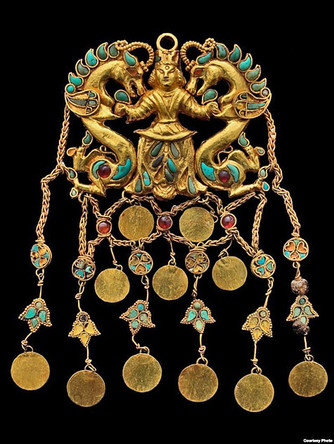 The-Dragon-Master-gold-and-jewelled-headdress-pendant