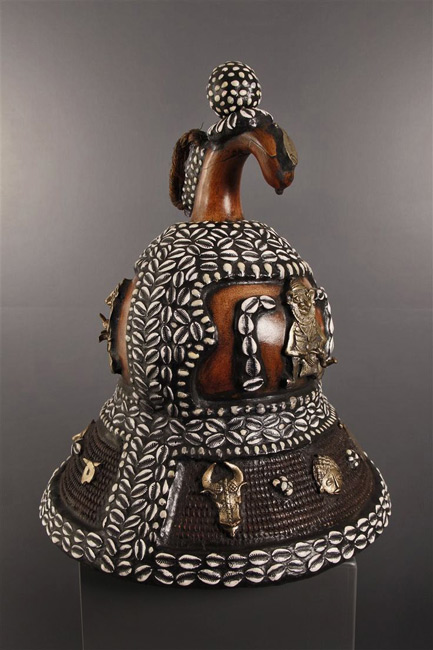 Calebasse-Tikar---African-artistic-piece-of-container-of-palm-wine