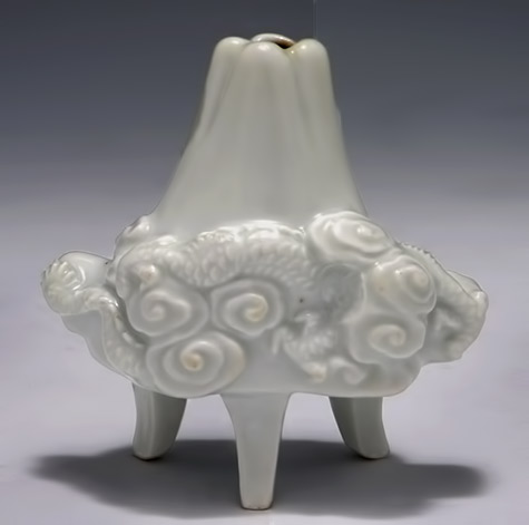 Japanese Meiji Hirado Fuji---Dragon Tripod Vase