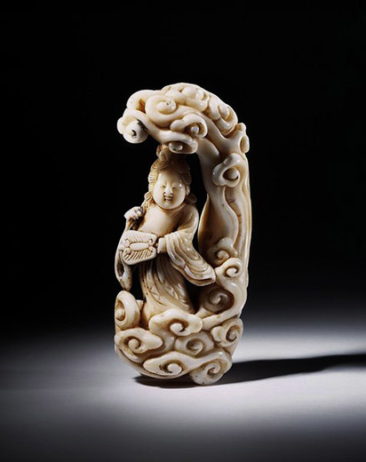 This netsuke depicts the Immortal Kasenko in a cloud