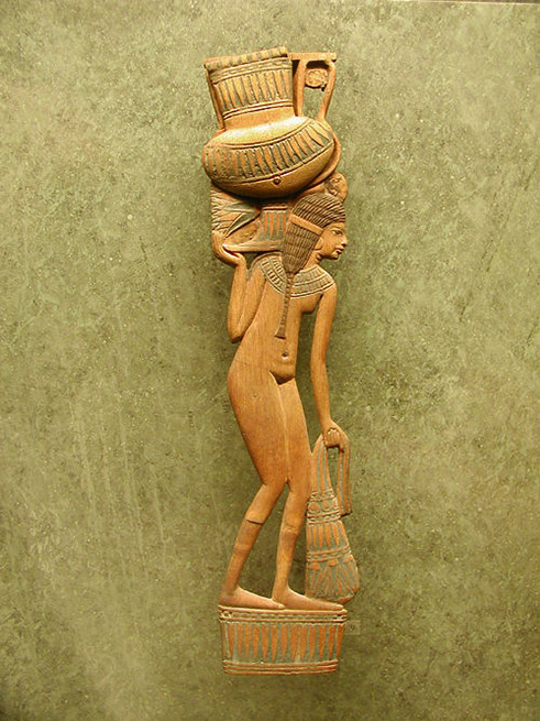 Acasia wood figure of a servant girl. New Kingdom._louvre_museum
