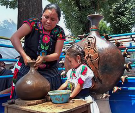 Alfarera of Cocucho in Charapan,-producing pot with her daughter