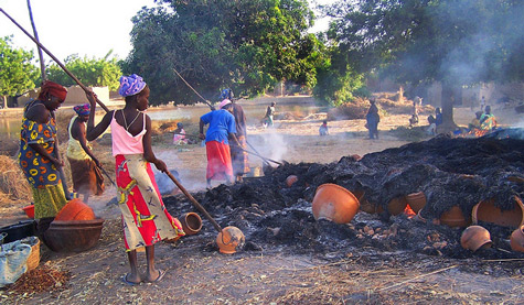 Allan Rickmann flickr - Kalabougou women firing pots