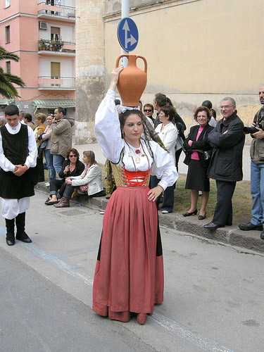 Costume-femminile-di-Monti-Portatrice-d'acqua-in-costume-di-Monti,-comune-della-Provincia-di-Olbia-Tempio