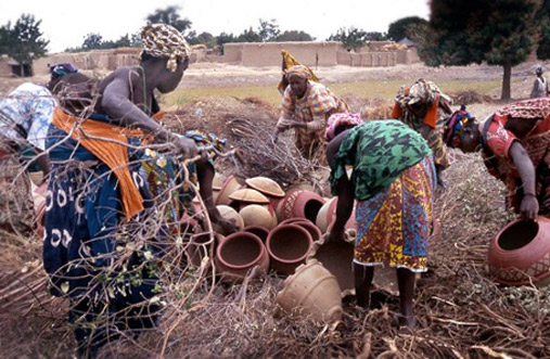 Kalabougou women making a mound to fire their pots