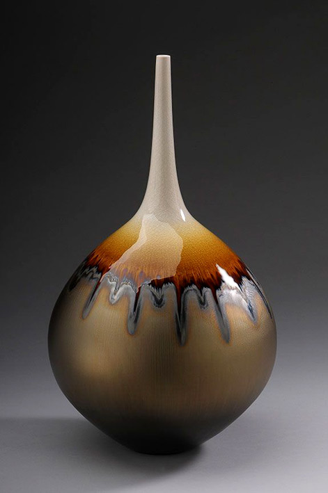 Hideaki-Miyamura-Vase,-gold-glaze-with-'snow-cap',-porcelain