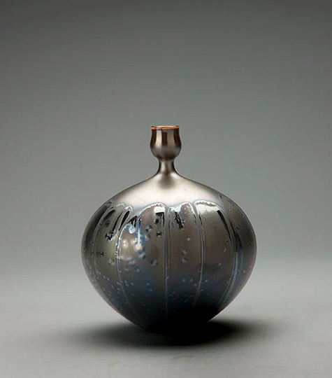 Vase,-black-and-gold-glazes,-Porcelain,