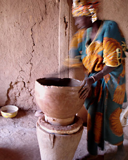  Kalabougou-villager throwing pottery