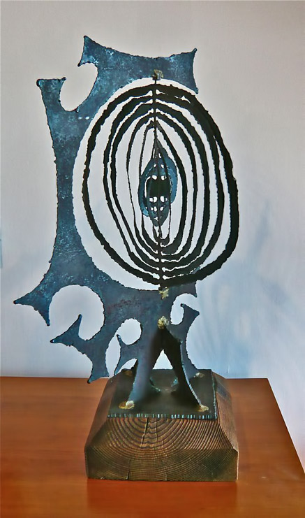 Brutalist-Kinetic-Sculpture Chuck-McClellan-1976 with rotating centre piece