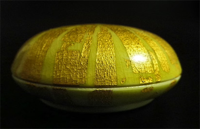 Kogo by Ono Hakuko ceramic dish with lid with pressed gilt 