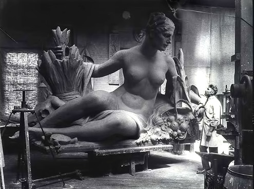 Robert-Aitken-in-his-studio-with-monumental female sculpture