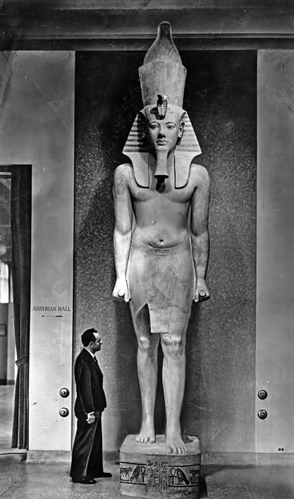 University-of-Chicago-1935 Pharaoh statue