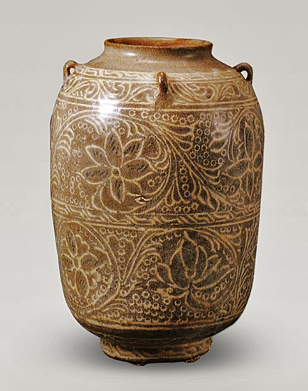 Buncheong-Yeonhwa-Sanggam-Dangchomun-Saiho-(lotus-and-vein-pattern-inlaid-four-ear-jar)National-Jinju-Museum