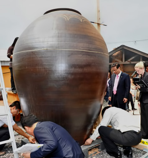 “Ulsan-Oegosan-Onggi,”-a-piece-of-traditional-Korean-pottery-located-in-Ulju,-Ulsan,-is-examined-by-members-of-Guinness-World-Records-in-Ulsan-223-centimeters-high-and-up-to-517