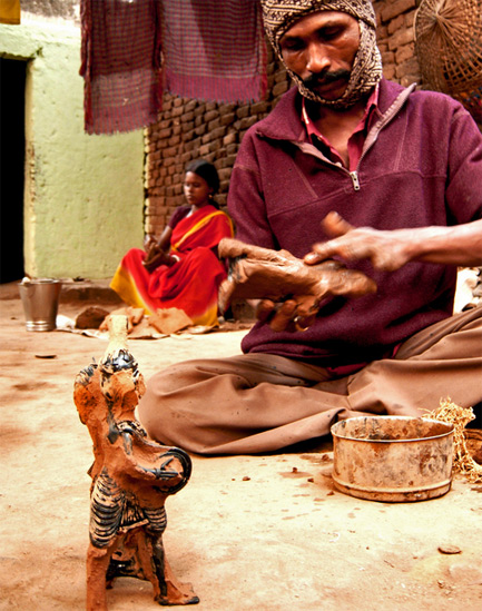 The-Tribal-Art-Of-Dokra-Craft---Flickr---Pallab-Seth-Artisan-pasting-clay-over-the-(black)-wax-replica