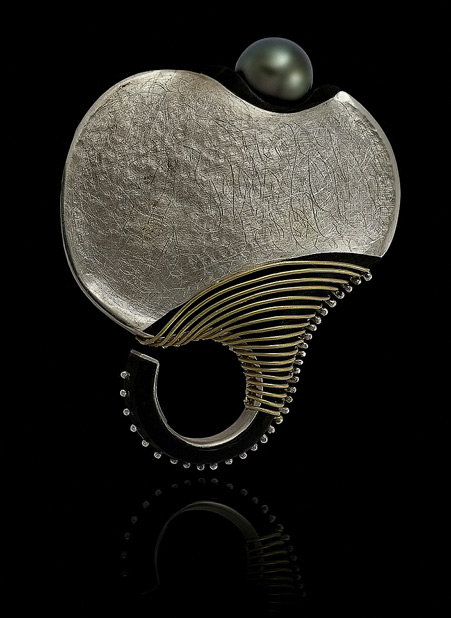 Alishan-Jewelry-Designs-brooch-pendant Alishan-Jewelry-Designs-'Akoli'.-Could-also-be-worn-as-a-pendant.-18k-yellow-gold,-sterling-silver,-ebony-wood-and-Tahitian-Black-Pearl.-Akoli-symbolised-African-thumb-knife