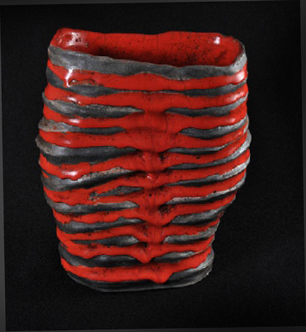 vase rouge mode lélight-Barbara-Billoud - red vase with black stripes