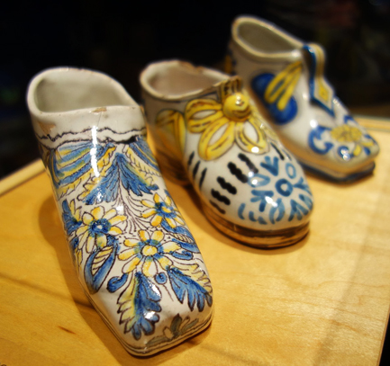 English_ceramic_shoes,_Bristolware,_1768_-_Bata_Shoe_Museum_Toronto,-Ontario,-Canada
