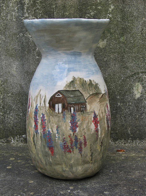 Jessica_Julian vase with a barn in a field decoration