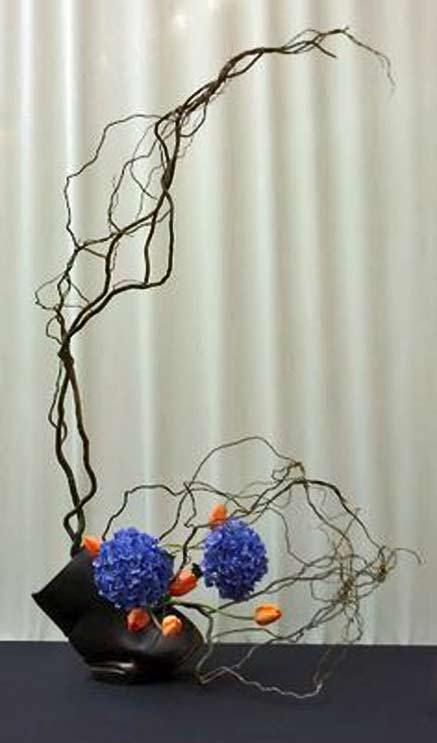 Sogetsu-Ikebana-display with blue and orange flowerrs