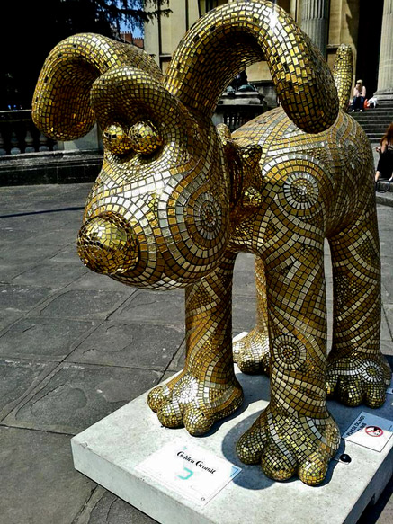 Artista-Julie-Vernon-Mosaicos Golden Gromit mosaic sculpture