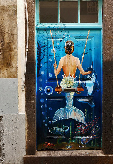 Painted-door.-Mermaid-on-a-swing.-Madeira,-Portugal.