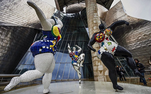 Sculptures-by-Niki-de-Saint-Phalle-at-the-entrance-to-the-Guggenheim,-Bilbao