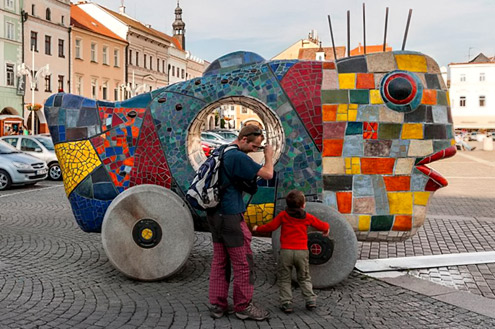 big-toy-fish--Alexandra-Koláčková large ceramic fish sculpture on wheels