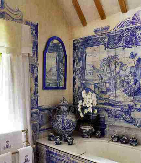 cuarto-de-banyo-anouska-hempel blue and white azuleo tiled wall panel