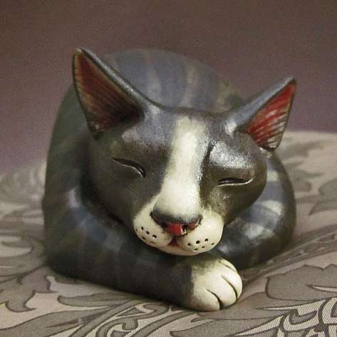 Hand-sculpted-figurine-of-sleeping-gray-tabby-cat-by-Felicia-Nilson