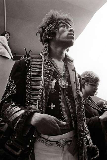 Jimi-Hendrix-backstage-at-Monterey,-1967